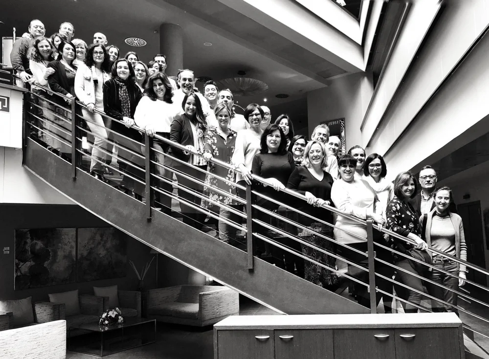 Equipo Garsa en las escaleras